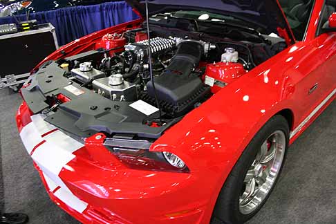 Shelby - Dettaglio della Shelby GT350 con il cofano aperto width=